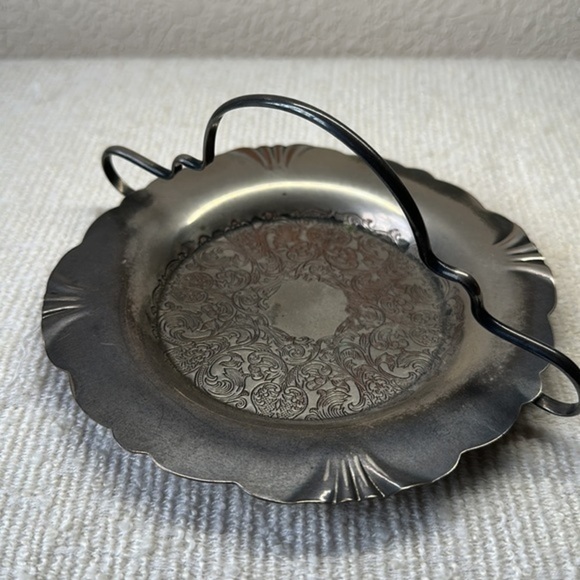 Hostess plate silver plated dish with handle. - Picture 1 of 4